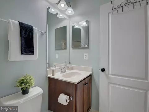 Bath - 43289 Barnstead Dr, Ashburn, VA 20148 photo 5 of 18