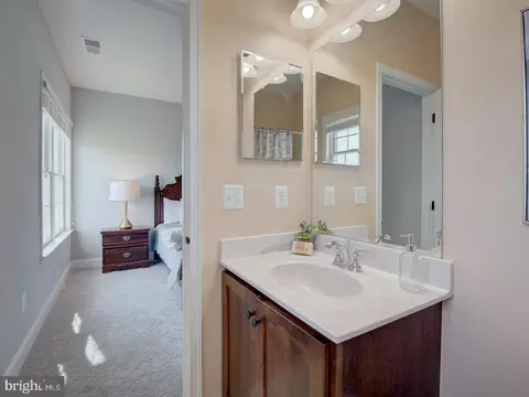 Bath - 43289 Barnstead Dr, Ashburn, VA 20148 photo 9 of 18