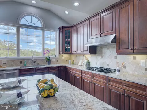 Kitchen - 43289 Barnstead Dr, Ashburn, VA 20148 photo 7 of 10