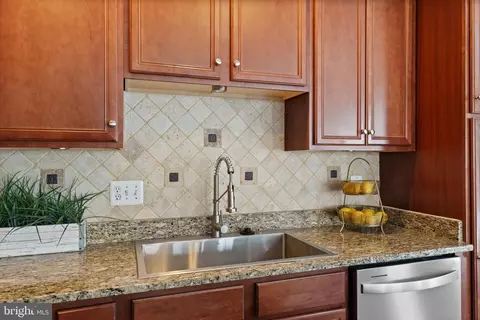 Kitchen - 25191 Bald Eagle Ter, Chantilly, VA 20152 photo 4 of 6