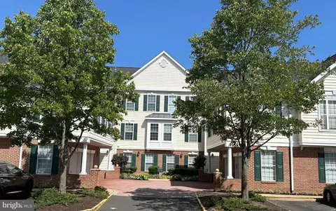 25260 Lake Shore Sq #202, Chantilly, VA 20152