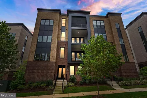 43443 Croson Ln #300, Ashburn, VA 20148