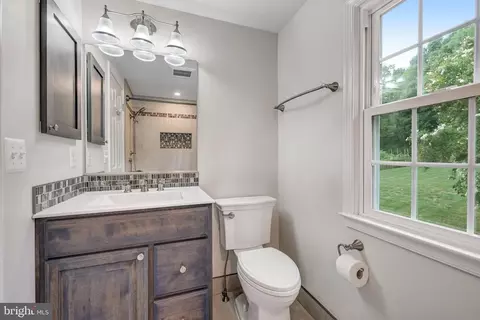 Bath - 125 Peyton Rd, Sterling, VA 20165 photo 6 of 8