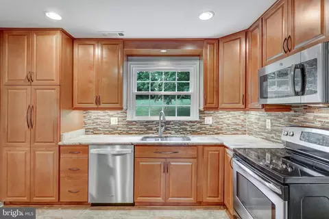 Kitchen - 125 Peyton Rd, Sterling, VA 20165 photo 4 of 6