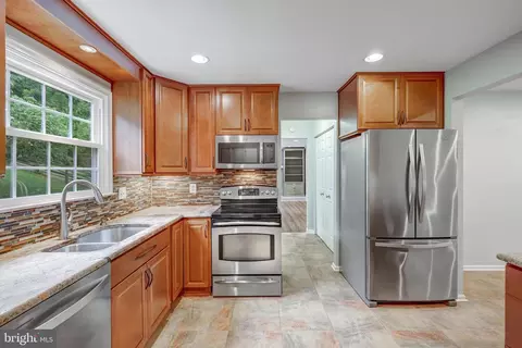 Kitchen - 125 Peyton Rd, Sterling, VA 20165 photo 5 of 6