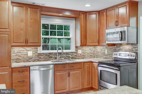 Kitchen - 125 Peyton Rd, Sterling, VA 20165 photo 3 of 6