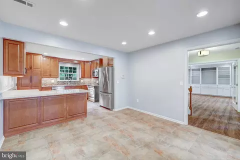 Entry Way - 125 Peyton Rd, Sterling, VA 20165 photo 4 of 6