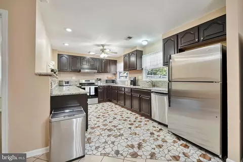 613 E Charlotte St, Sterling, VA 20164 photo 5