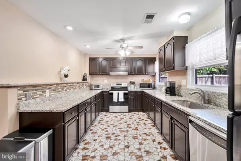 613 E Charlotte St, Sterling, VA 20164 photo 8