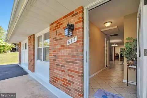 613 E Charlotte St, Sterling, VA 20164 photo 2