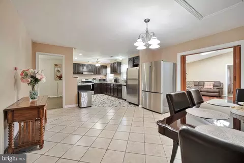 613 E Charlotte St, Sterling, VA 20164 photo 6