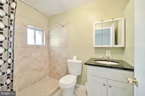 613 E Charlotte St, Sterling, VA 20164 photo 9
