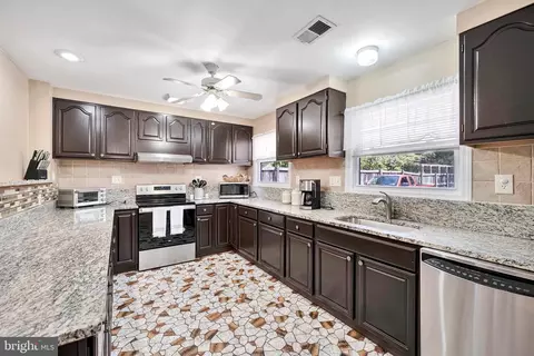 613 E Charlotte St, Sterling, VA 20164 photo 4