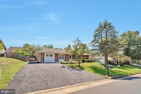 613 E Charlotte St, Sterling, VA 20164 photo 3
