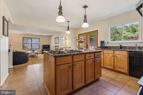 Kitchen - 43064 Stonecottage Pl, Ashburn, VA 20147 photo 3 of 4