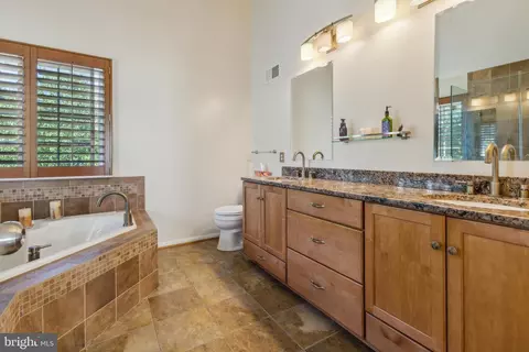 Bath - 43064 Stonecottage Pl, Ashburn, VA 20147 photo 2 of 5