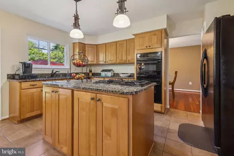 Kitchen - 43064 Stonecottage Pl, Ashburn, VA 20147 photo 2 of 4