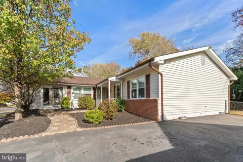 108 N Lincoln Ave, Sterling, VA 20164