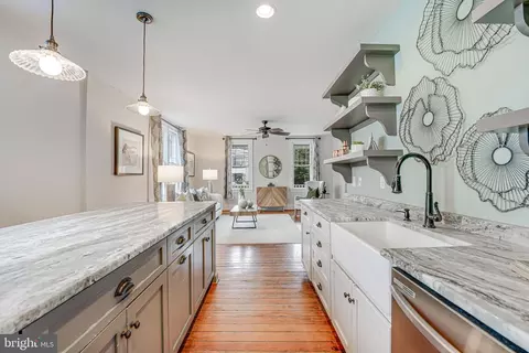 Kitchen - 43792 Grantner Pl, Ashburn, VA 20147 photo 4 of 6