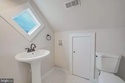 Bath - 43792 Grantner Pl, Ashburn, VA 20147 photo 4 of 4