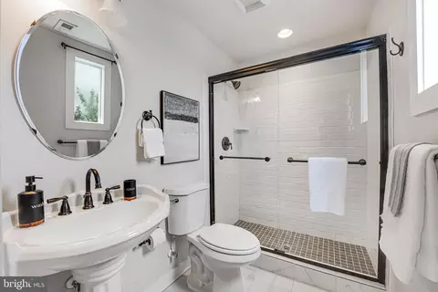 Bath - 43792 Grantner Pl, Ashburn, VA 20147 photo 1 of 4