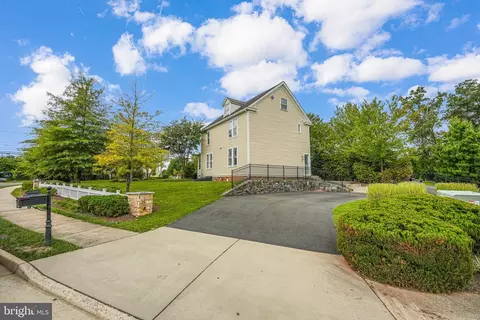Exterior - 43792 Grantner Pl, Ashburn, VA 20147 photo 4 of 5
