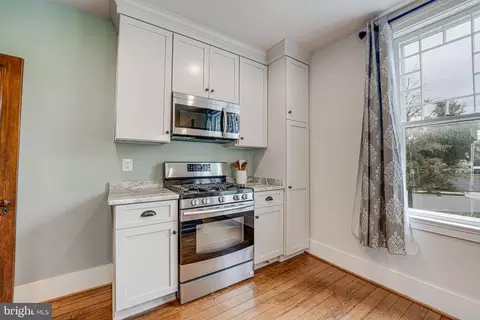 Kitchen - 43792 Grantner Pl, Ashburn, VA 20147 photo 5 of 6