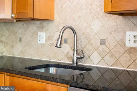 Kitchen - 21076 Gladstone Dr, Sterling, VA 20164 photo 4 of 6