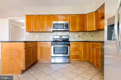 Kitchen - 21076 Gladstone Dr, Sterling, VA 20164 photo 2 of 6