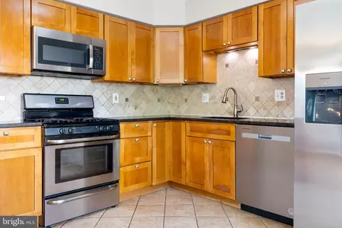Kitchen - 21076 Gladstone Dr, Sterling, VA 20164 photo 3 of 6