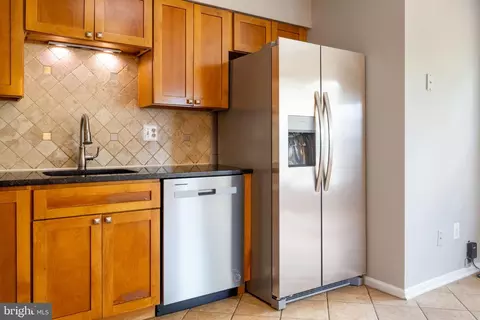 Kitchen - 21076 Gladstone Dr, Sterling, VA 20164 photo 5 of 6