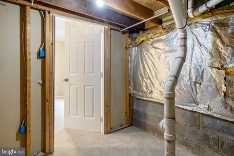 Entry Way - 21076 Gladstone Dr, Sterling, VA 20164 photo 13 of 15