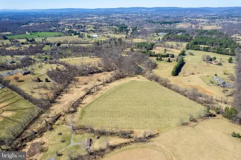39892 Hedgeland Ln, Waterford, VA 20197