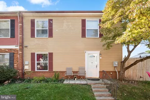 12 Adams Dr NE, Leesburg, VA 20176