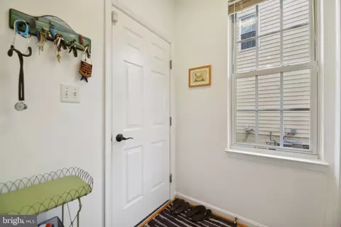 Entry Way - 25808 Flintonbridge Dr, Chantilly, VA 20152 photo 14 of 18