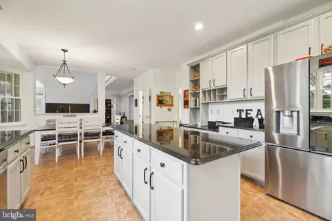 Kitchen - 25808 Flintonbridge Dr, Chantilly, VA 20152 photo 4 of 5