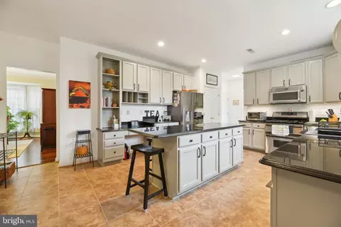 Kitchen - 25808 Flintonbridge Dr, Chantilly, VA 20152 photo 3 of 5