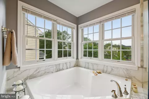 Bath - 25808 Flintonbridge Dr, Chantilly, VA 20152 photo 2 of 8