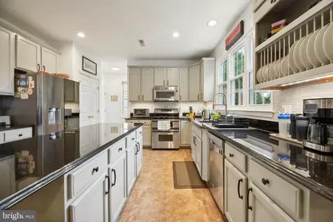 Kitchen - 25808 Flintonbridge Dr, Chantilly, VA 20152 photo 2 of 5