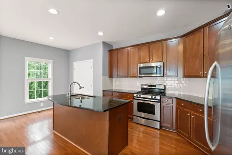 Kitchen - 42463 Patrick Wayne Sq, Broadlands, VA 20148 photo 2 of 3