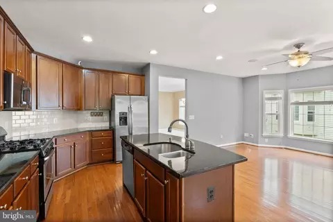 Kitchen - 42463 Patrick Wayne Sq, Broadlands, VA 20148 photo 3 of 3