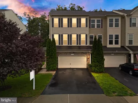Exterior - 42463 Patrick Wayne Sq, Broadlands, VA 20148 photo 2 of 10
