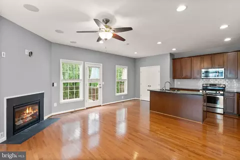 Living - 42463 Patrick Wayne Sq, Broadlands, VA 20148 photo 7 of 9