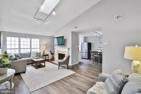 1106 Huntmaster Ter NE #302, Leesburg, VA 20176
