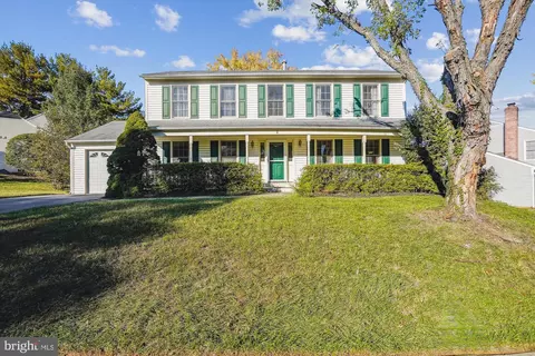 2 Barnswallow Ct, Sterling, VA 20164