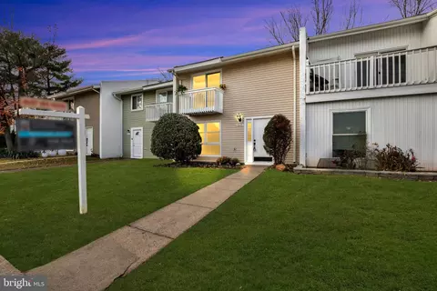 823 Sugarland Run Dr, Sterling, VA 20164