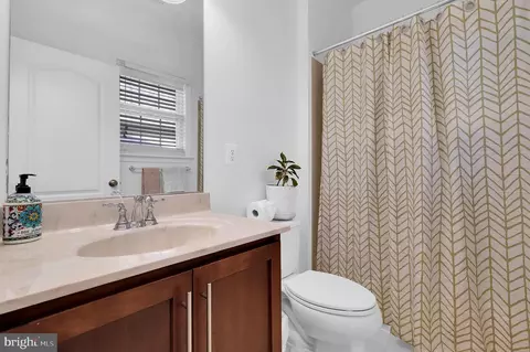 Bath - 43321 Barnstead Dr, Ashburn, VA 20148 photo 5 of 5