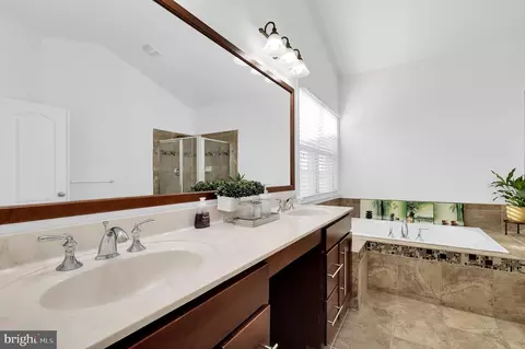 Bath - 43321 Barnstead Dr, Ashburn, VA 20148 photo 3 of 5