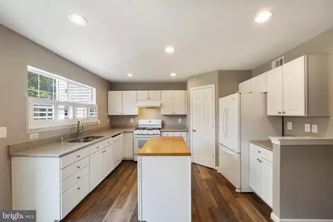 Kitchen - 20399 Volley Ter, Ashburn, VA 20147 photo 2 of 5