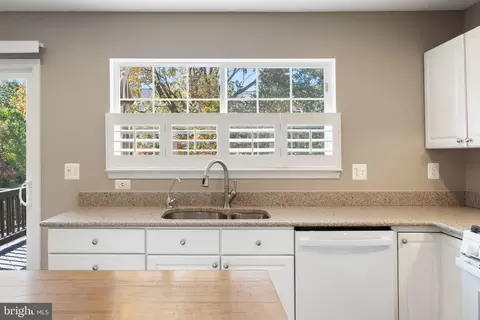 Kitchen - 20399 Volley Ter, Ashburn, VA 20147 photo 5 of 5